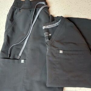 Fabletics Scrub Set - LARGE On-call joggers regular rise, MEDIUM one-pocket top